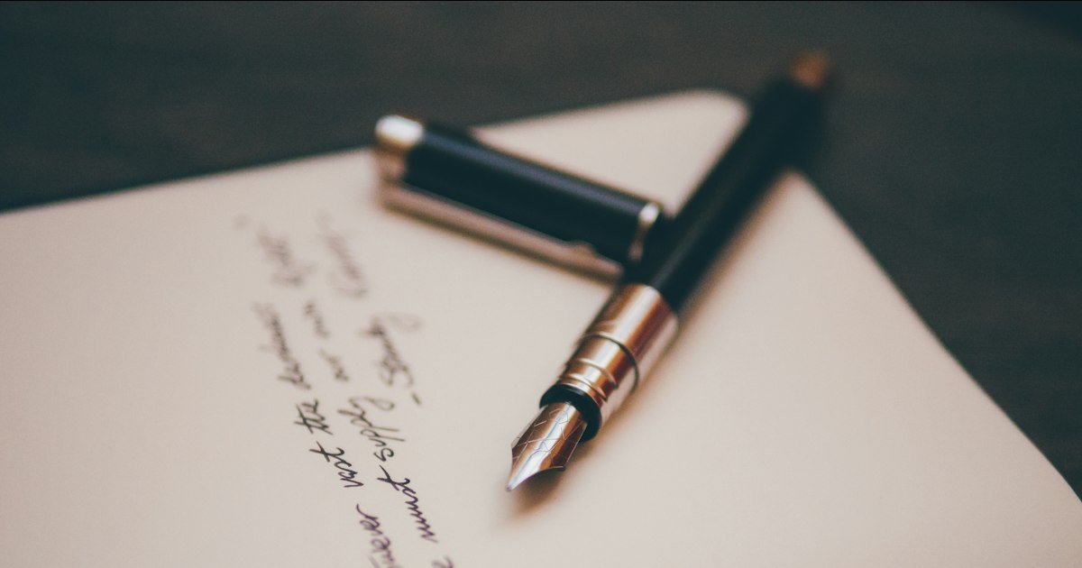 Caneta-tinteiro sobre uma carta manuscrita