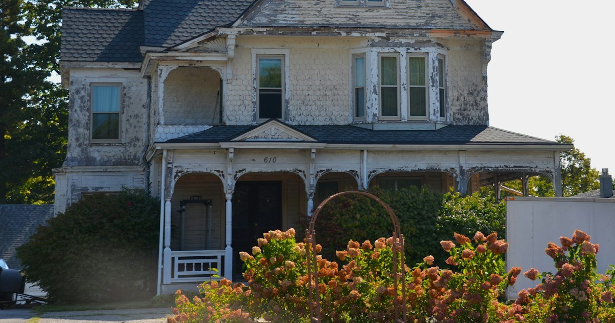 Casa antiga com jardim crescido