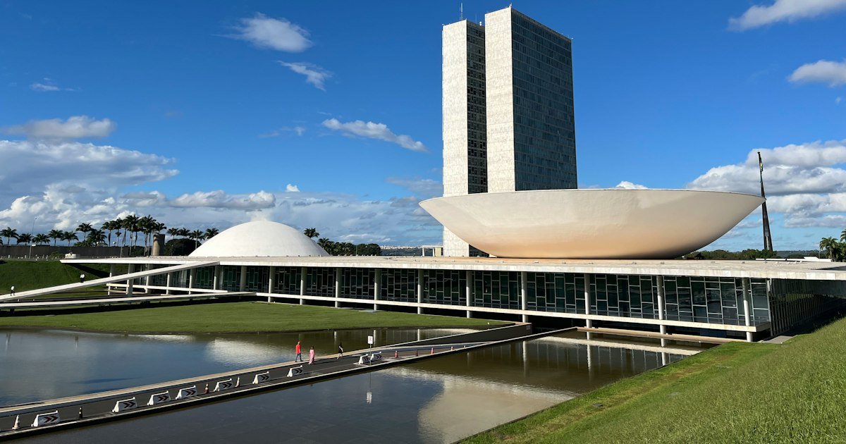 Congresso Nacional, em Brasília, com as cúpulas e as torres refletidas no espelho d'água