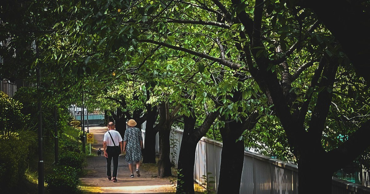 Casal caminhando por uma estrada de terra