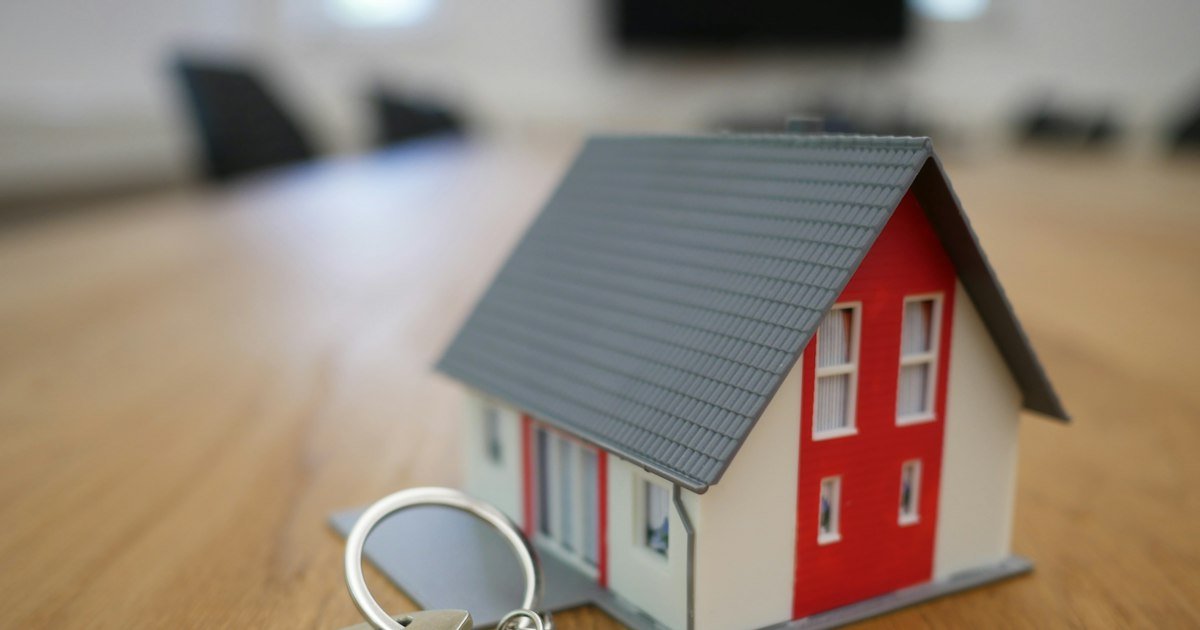 Miniatura de casa de madeira sobre a mesa